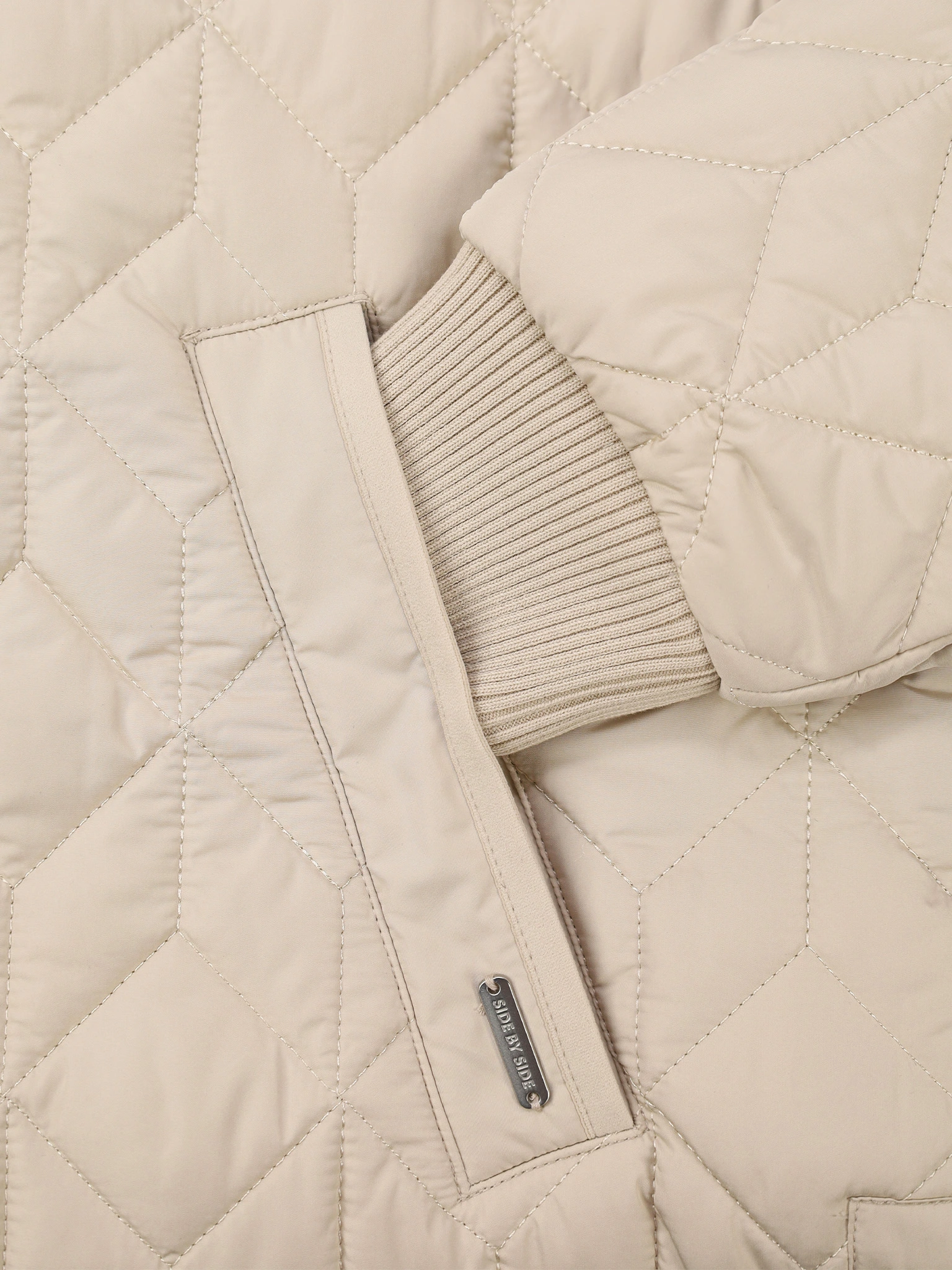 Пальто стеганое светло-бежевого цвета прямого кроя